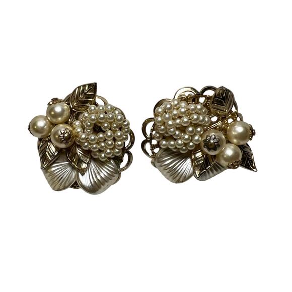 Vtg 50s faux pearl cluster gold leaf filigree large clip on earrings  designer - Picture 6 of 9